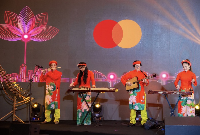 Các nghệ sỹ biểu diễn tiết mục nhạc cụ truyền thống bản âm thanh nhận diện thương hiệu Mastercard dành riêng cho thị trường Việt Nam